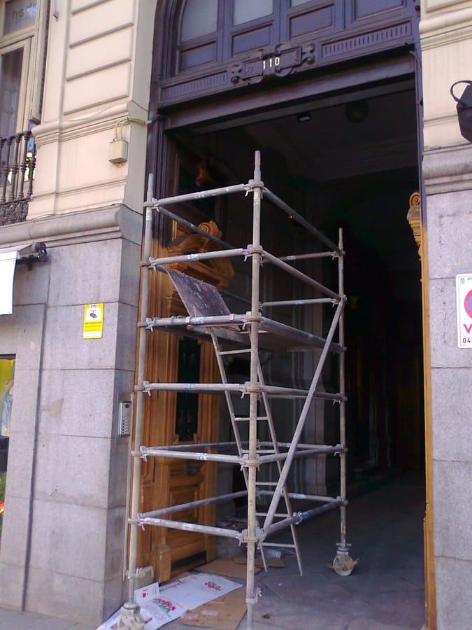 Juan Carlos Rodríguez - Restaurador de Muebles barnizado de puerta con andamio 