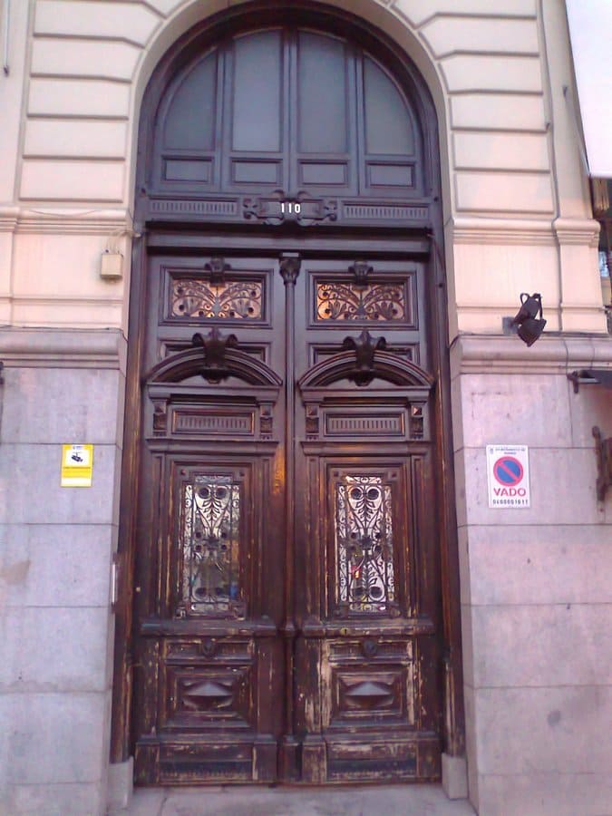 Juan Carlos Rodríguez - Restaurador de Muebles barnizado puerta portal